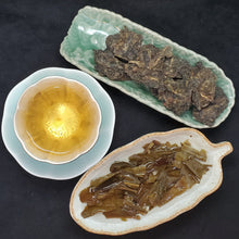 Load image into Gallery viewer, 2023 Tian Men Shan 1st Category Tall Trunk Old Tree Golden Leaf Green Puerh Brick 500 g