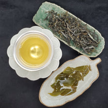 Load image into Gallery viewer, 2025 Man Xiu Yiwu Gold Medalist Large Ancient Tree 1st Pick Green Puerh Loose (1 oz)