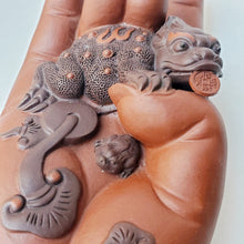 Load image into Gallery viewer, Tea Pet - Pi Xiu in Buddha's Hand Zhuni/Zini Clay