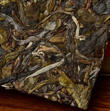 Load image into Gallery viewer, 2020 Spring Lao Ban Zhang Golden Leaf Green Puerh Brick 500 g