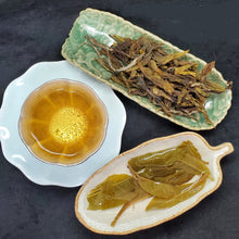 Load image into Gallery viewer, 2025 Lao Ban Zhang 500+ Years Old Trees Golden Leaf Green Puerh Loose (2 oz)
