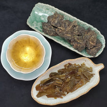 Load image into Gallery viewer, 2023 Tian Men Shan 1st Category Tall Trunk Old Tree Golden Leaf Green Puerh Brick 500 g
