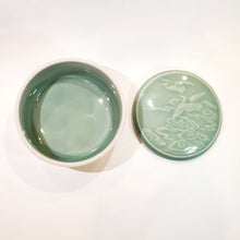 Load image into Gallery viewer, Tea Jar - Celadon Crane Soaring in Clouds 400 ml
