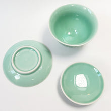 Load image into Gallery viewer, Gaiwan - Light Green Glaze Lotus 150 ml

